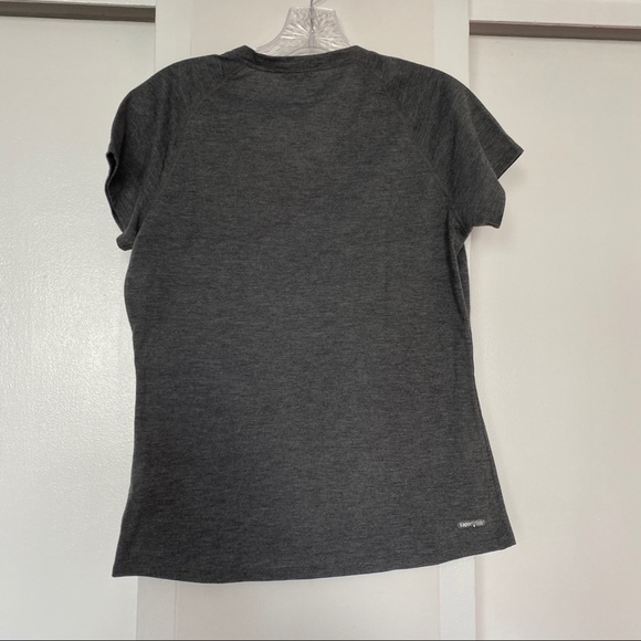THE NORTH FACE | gray v neck short sleeve T-shirt - Picture 3 of 5